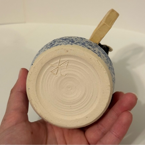 BEE - handmade stoneware mug - Picture 5 of 7